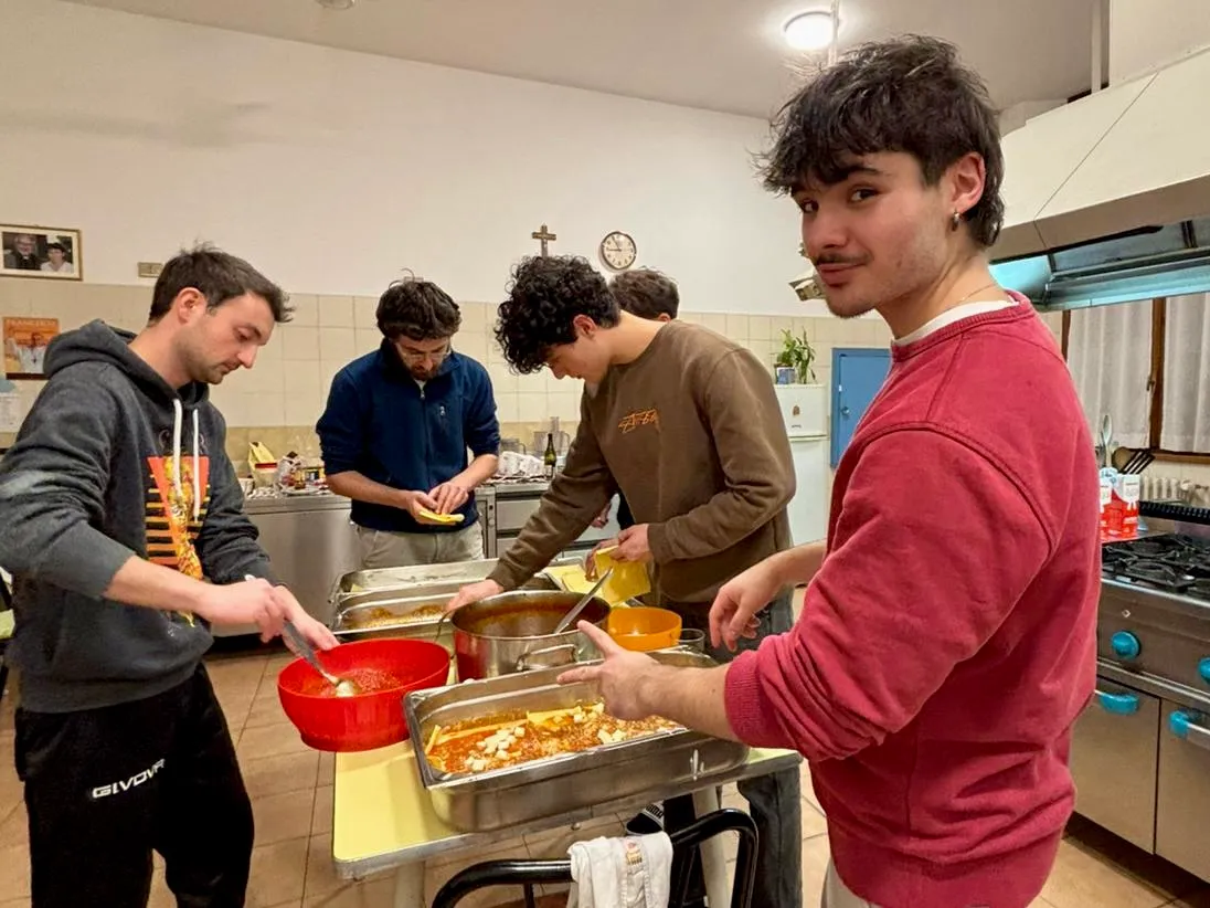 Vita universitaria: studenti riuniti per la cena di Natale al Pensionato Bertoni