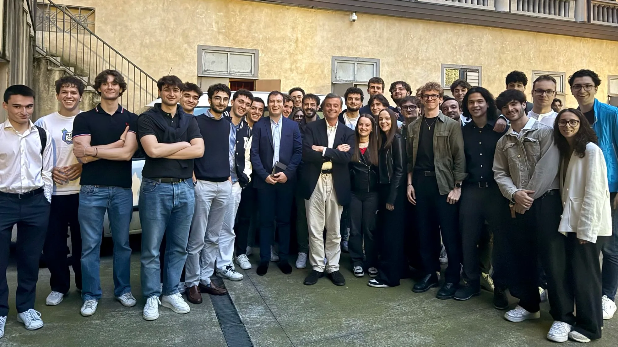 Foto di gruppo della comunità studentesca del Pensionato Bertoni dopo un incontro con un ospite