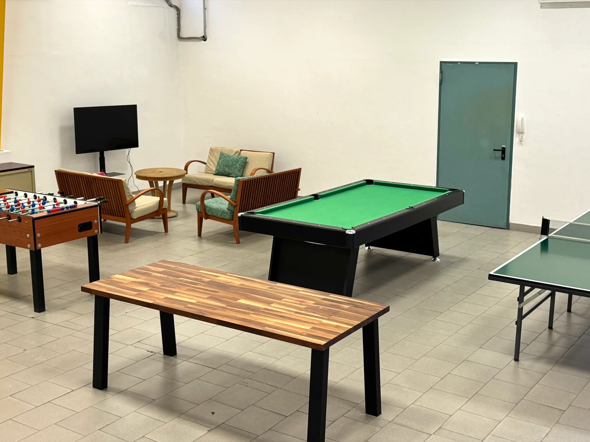 Recreation room at Pensionato Bertoni with pool table and ping pong