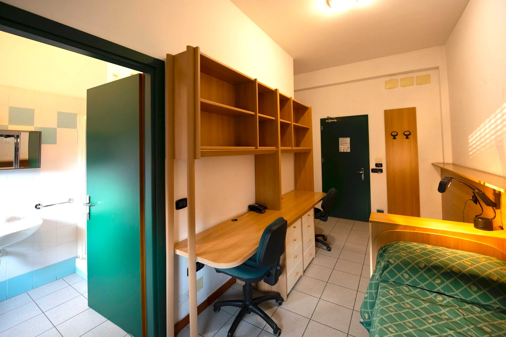 Single room with desk, private bathroom and bed at the university residence